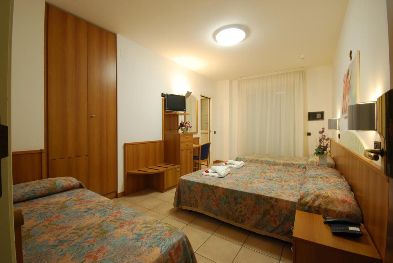 Hotel Sporting Alba Adriatica Exterior foto